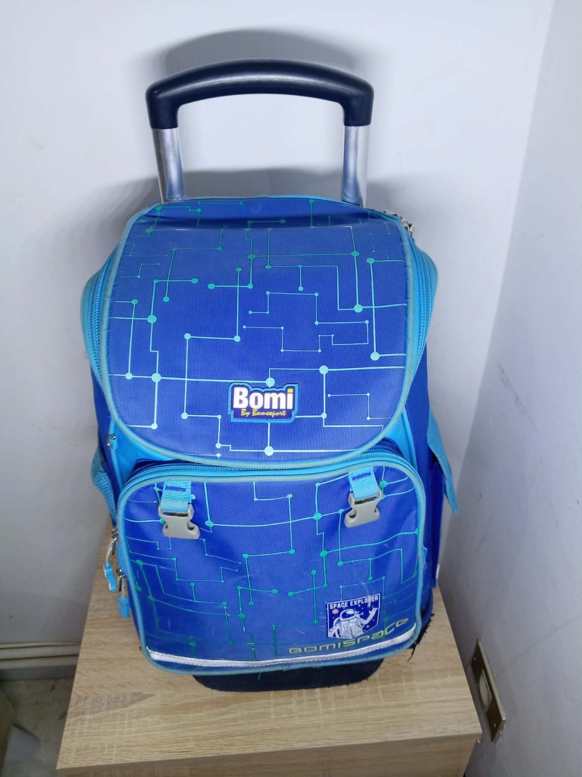 Cartable à roulettes Bomi Space Explorer — bleu, roues et poignée OK, base usée (voir photos)