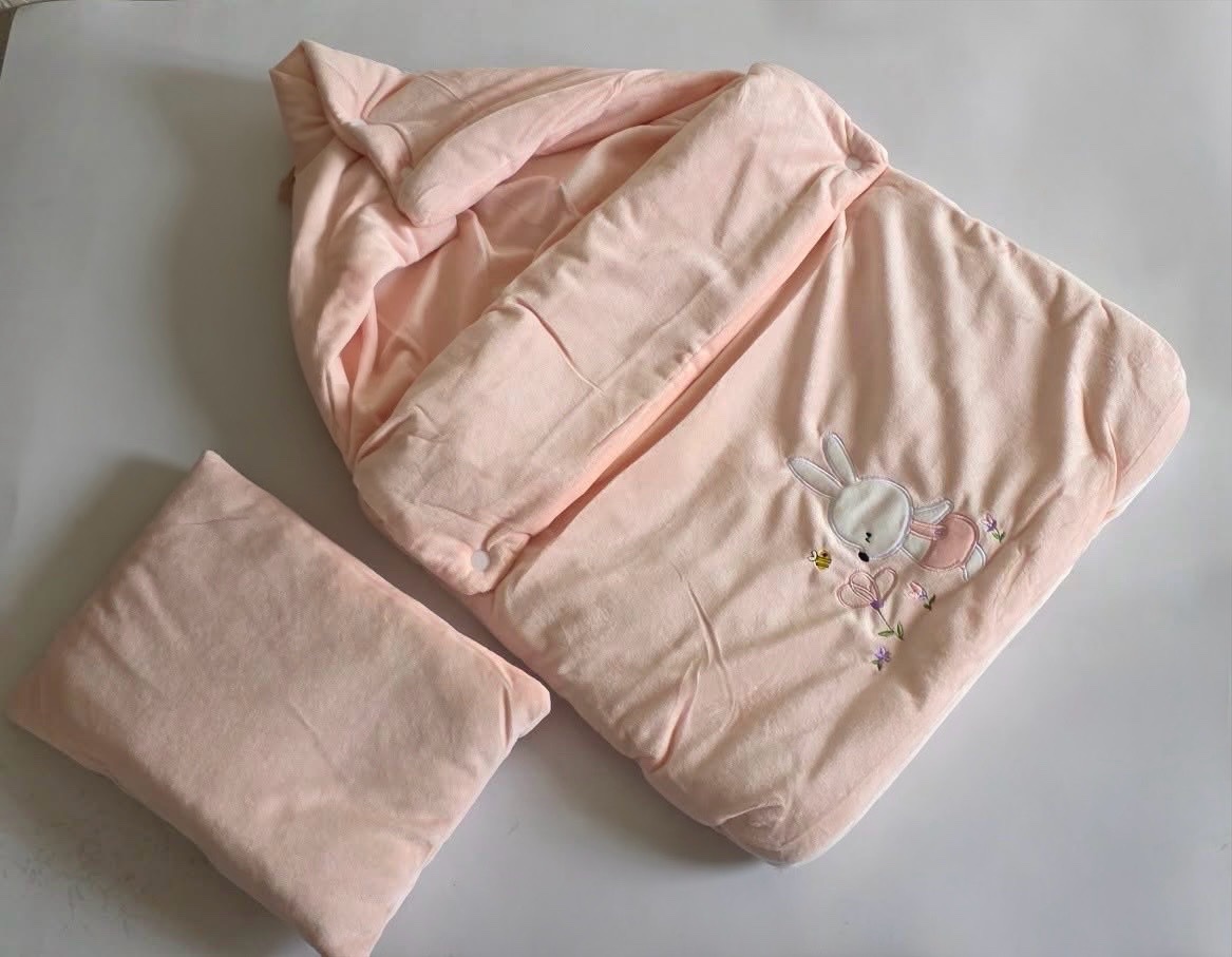 Cache bébé + coussin 