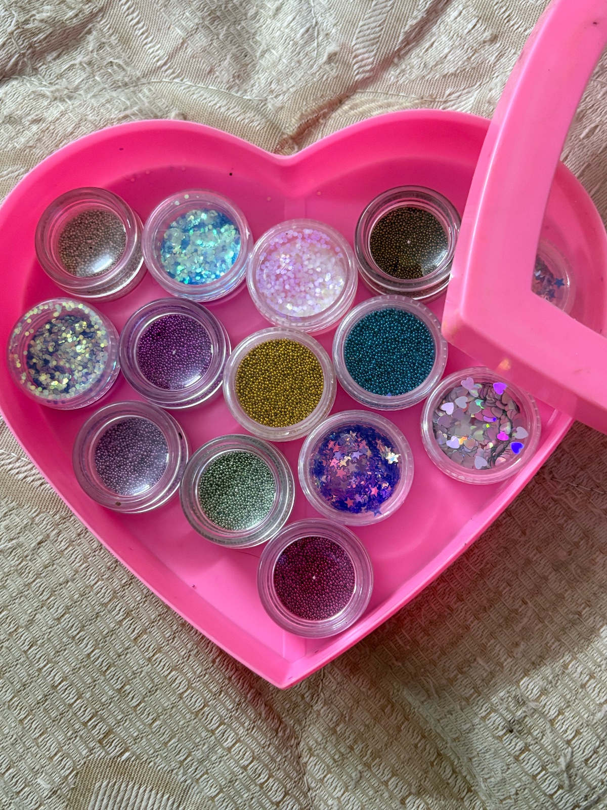 Des paillettes et strass pour ongles 