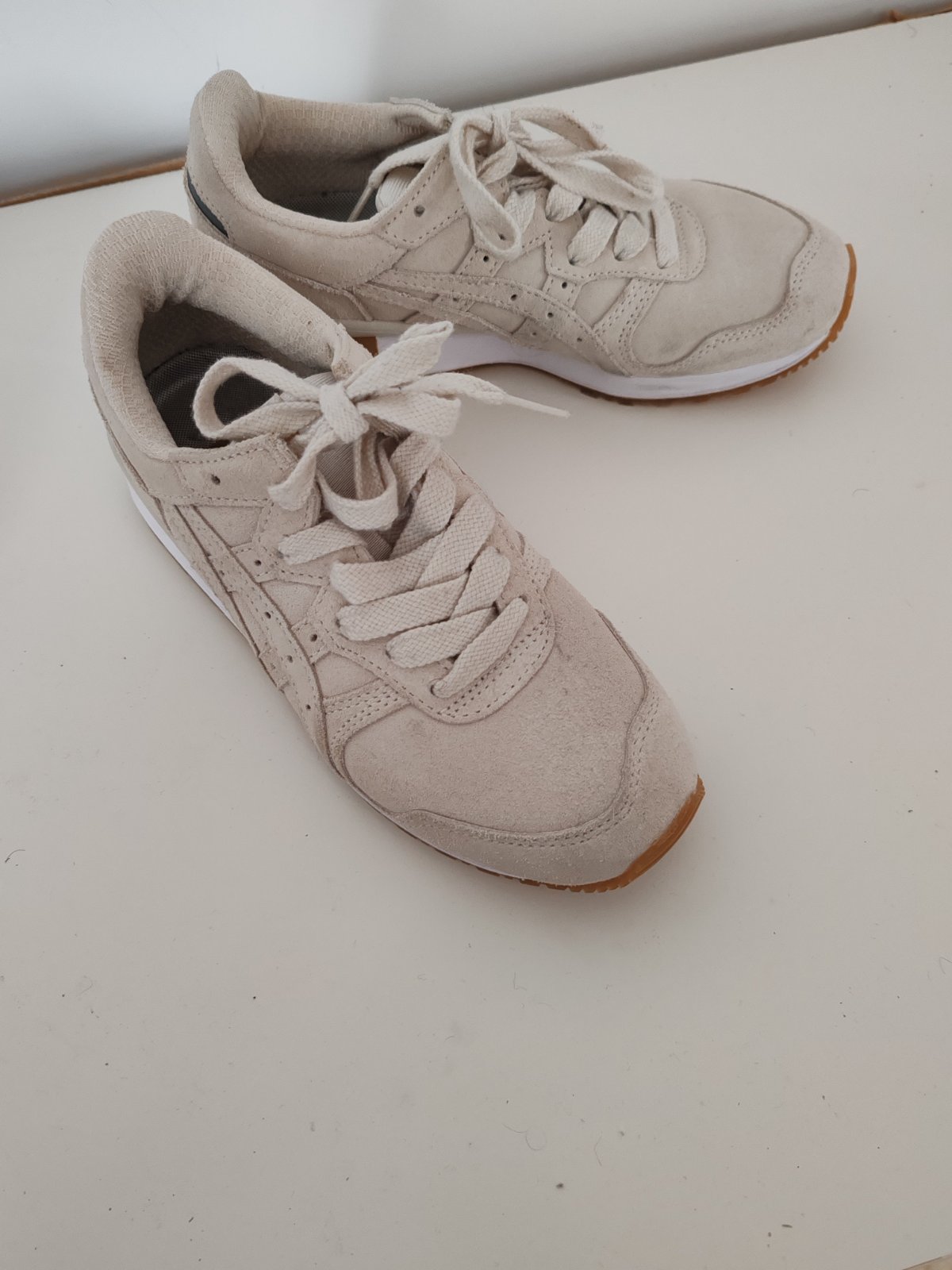 Asics beige clair en daim