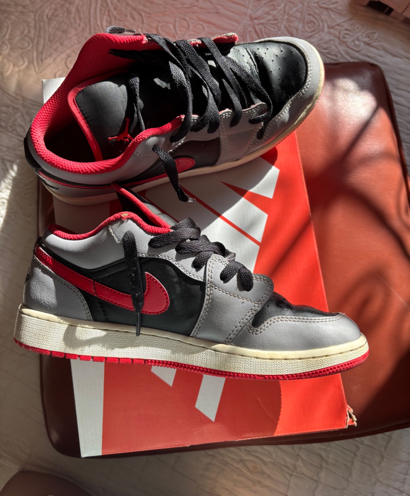 Nike Air Jordan 1 Low – Gris/Noir/Rouge – Pointure 38.5 – Authentique