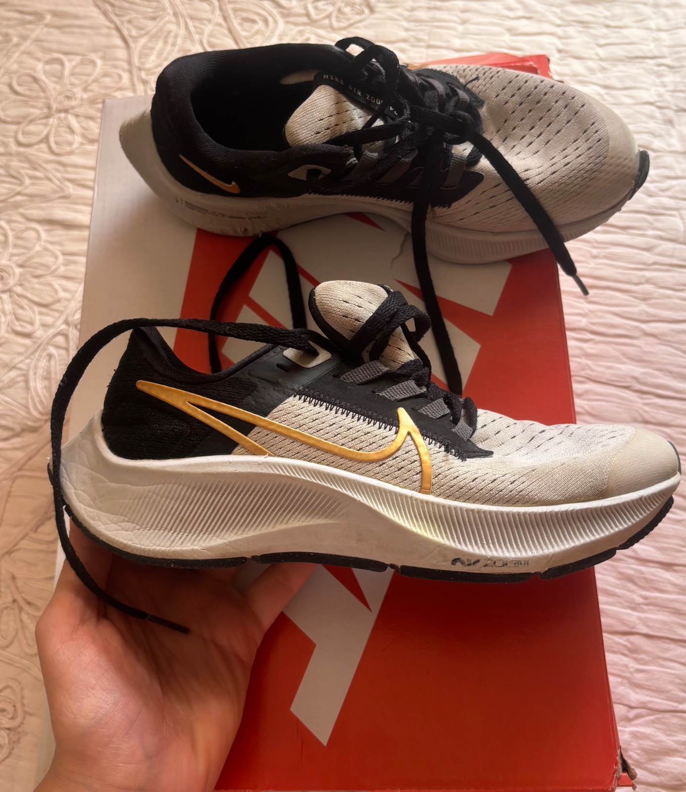  Nike Air Zoom Pegasus 38 Enfant – Blanc/Noir/Doré – Pointure 32 – Authentique