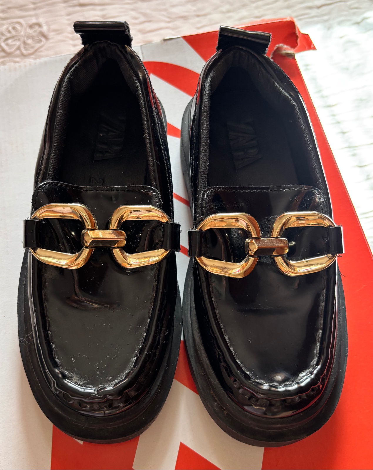 Mocassins Zara Fille – Noir verni avec chaîne dorée – Pointure 29