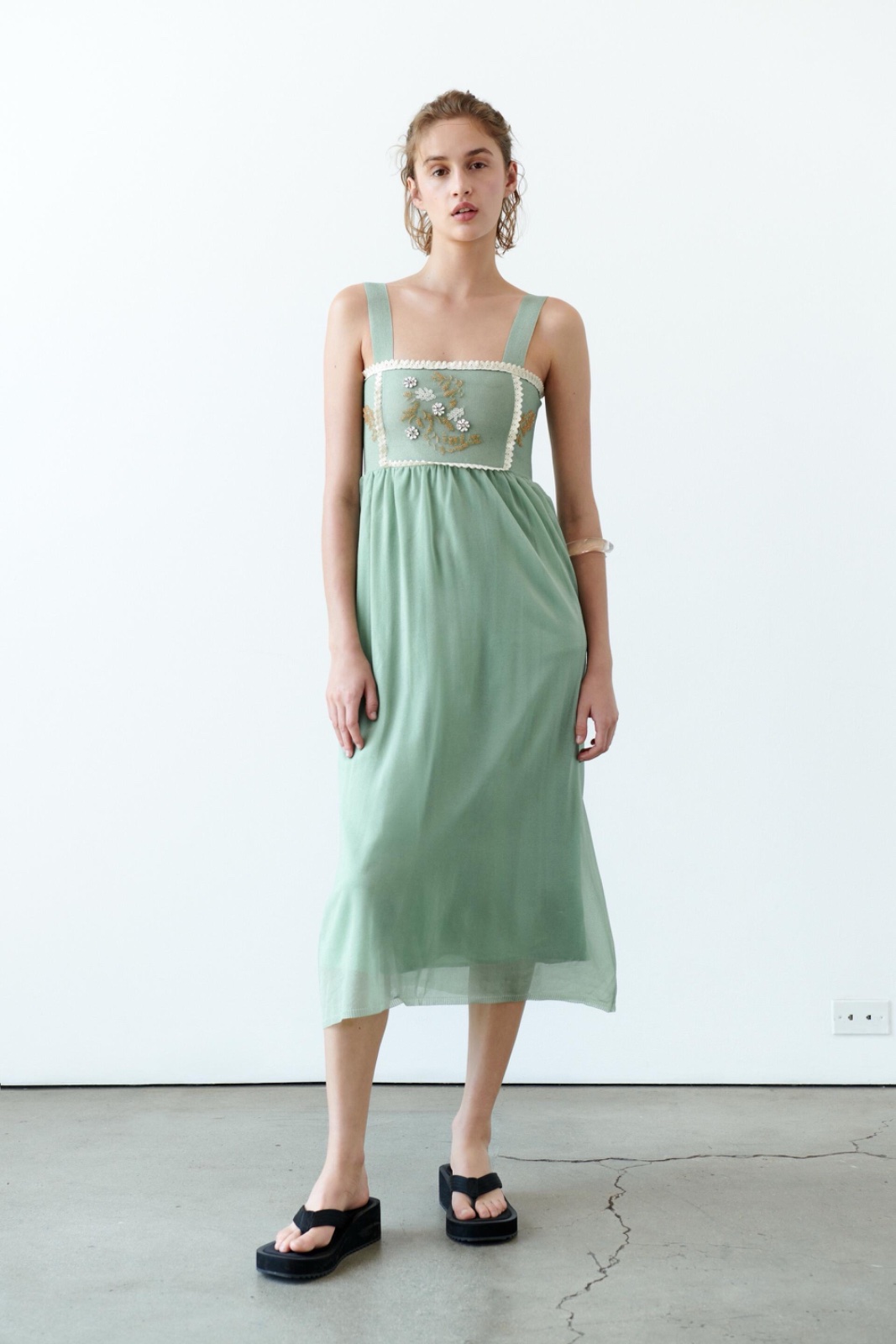 Robe zara vert  hiya mahtout aaliha fil taille s ama hiya tlabess xs w kan aandek PetitePoitrine  tjik kanek s 