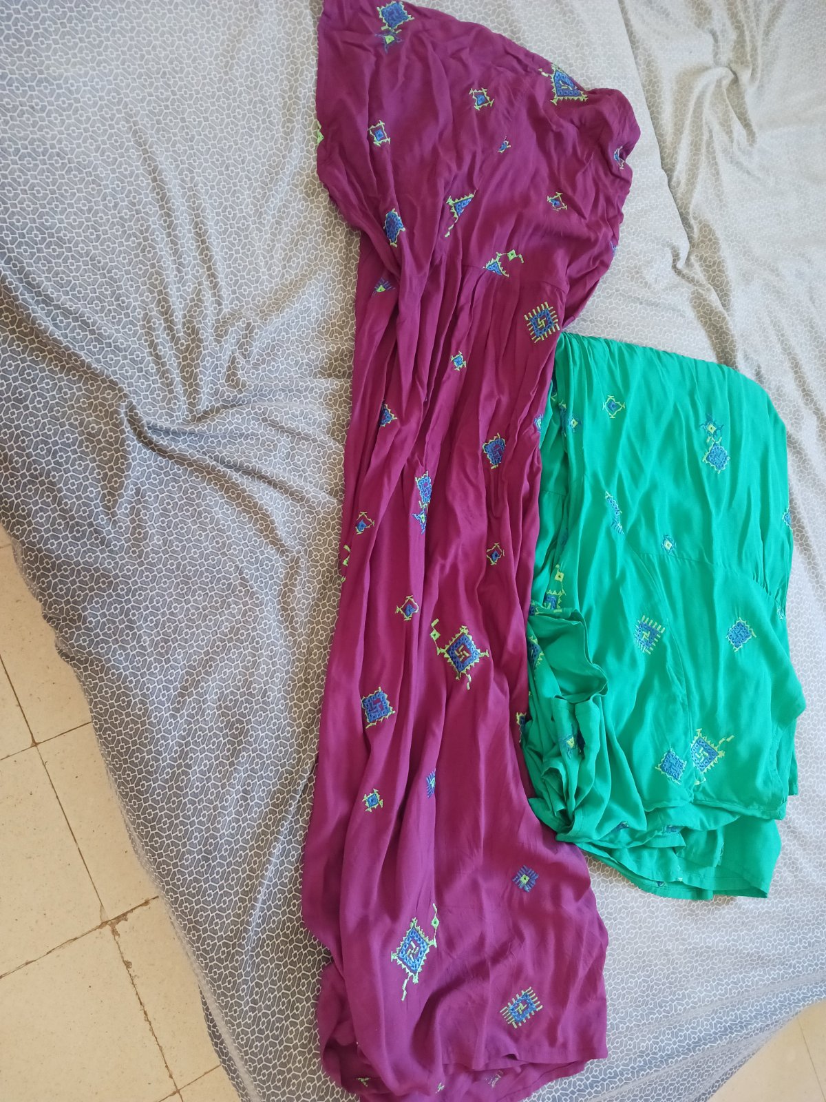 Deux robes (vert et mauve)