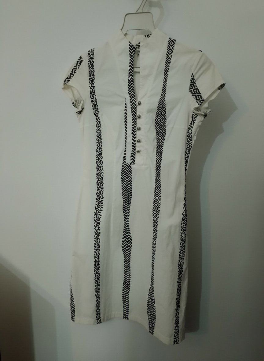 Robe blanche à motif noirs 