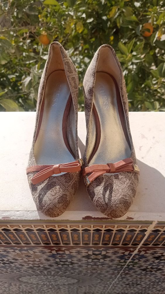 guess logo brand heels