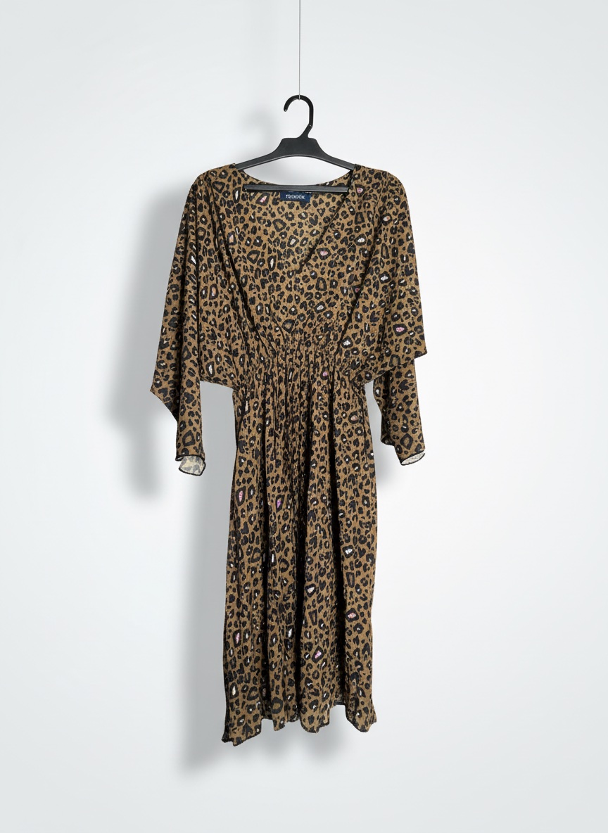 Une robe imprimée motif léopard