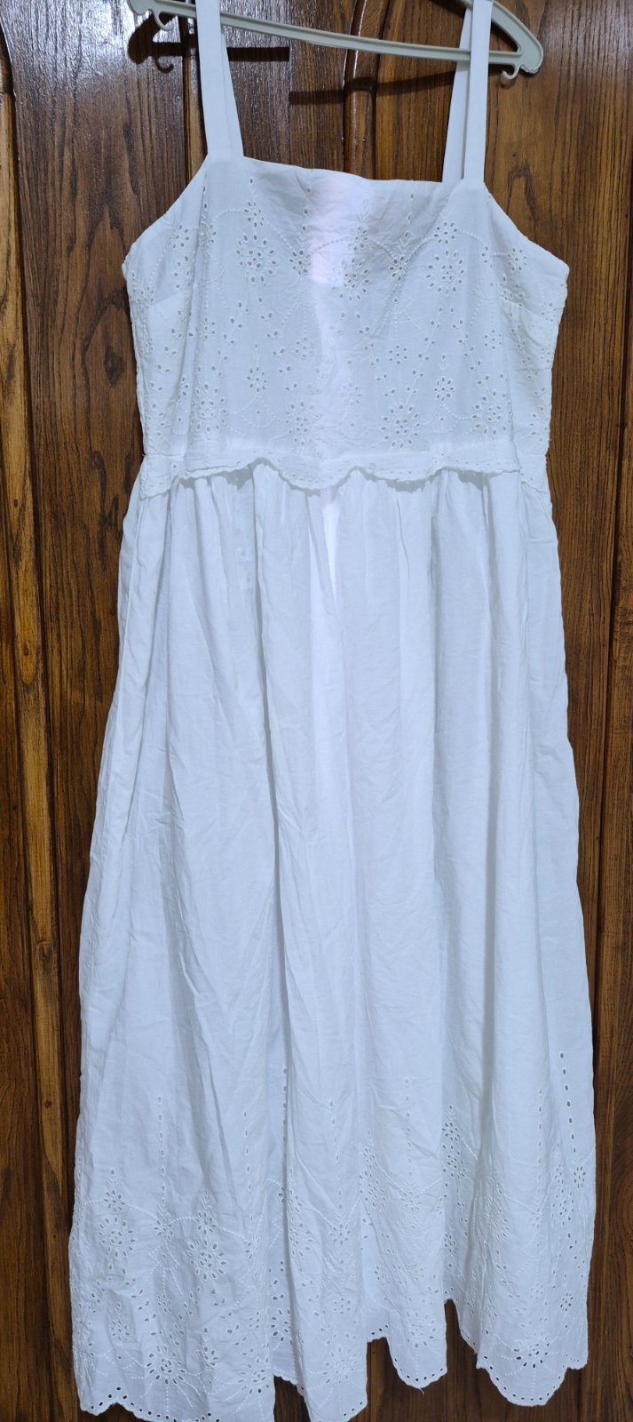 Robe blanche avec broderie anglaise 