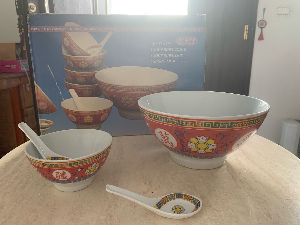 Une soupière chinoise et 6 petits bols à soupe et 6 cuillères à soupe en verre 