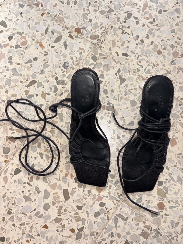 Talons noirs élégants et originaux, ornés de jolis rubans pour une touche féminine et raffinée