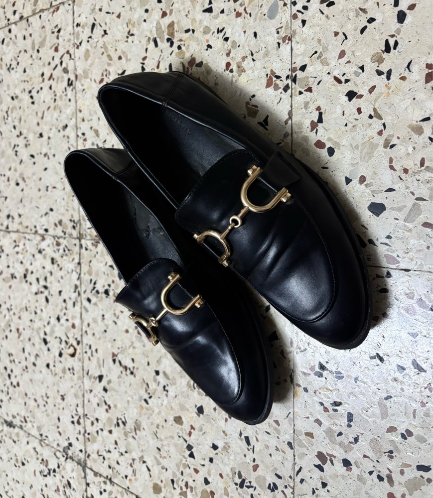 Mocassins noirs élégants en cuir avec boucle dorée, à la fois chic et confortables