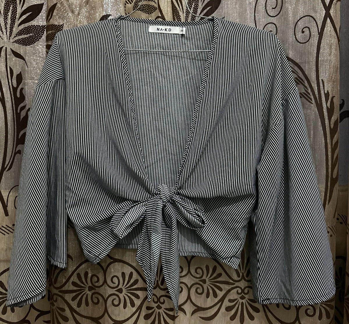 Crop top raye en noir et blanc style chemise 