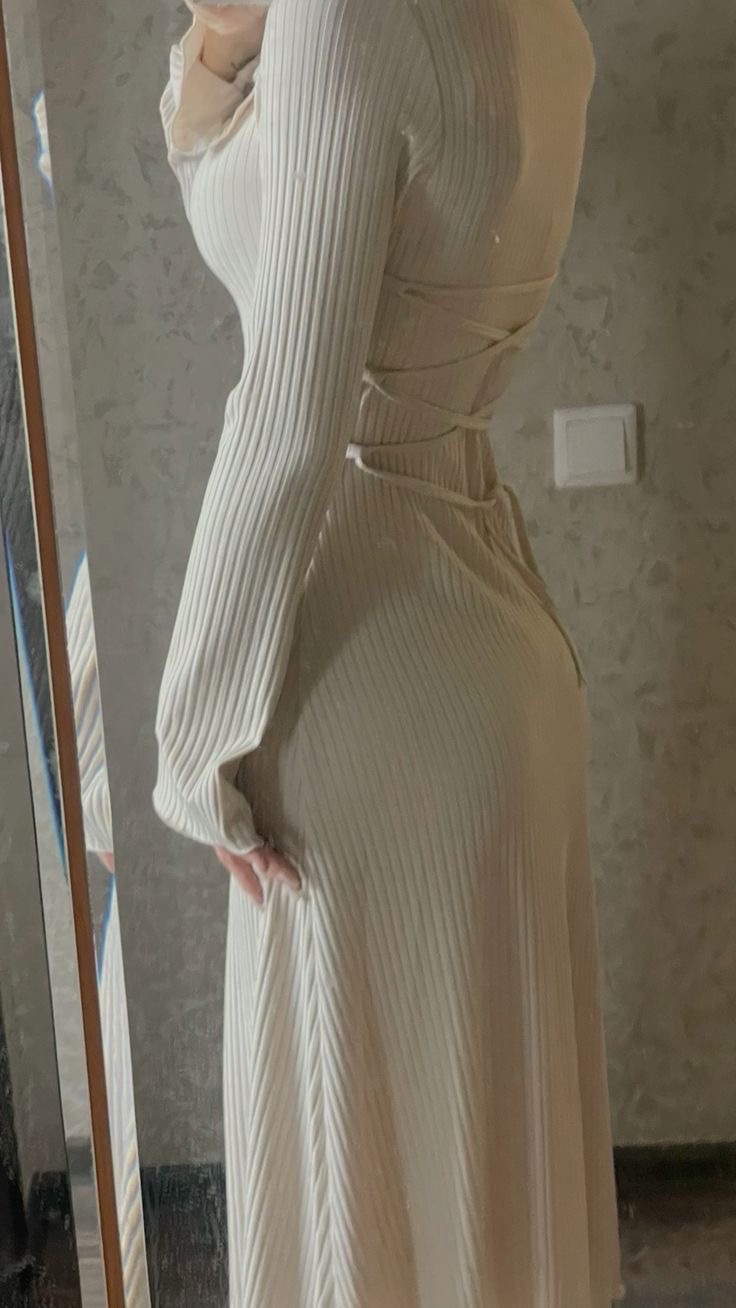 Robe blanche avec des fils à l'arrière