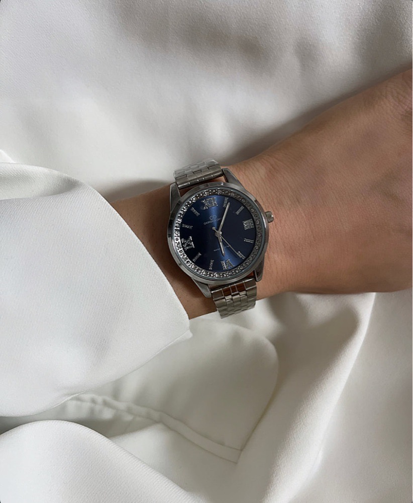montre argent et bleu très classe 