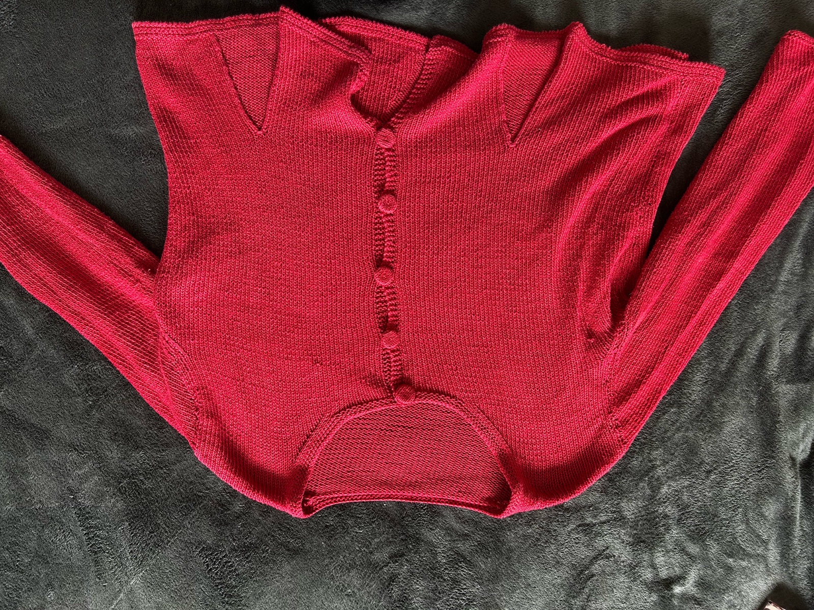 Pull rouge en laine avec des bouttons