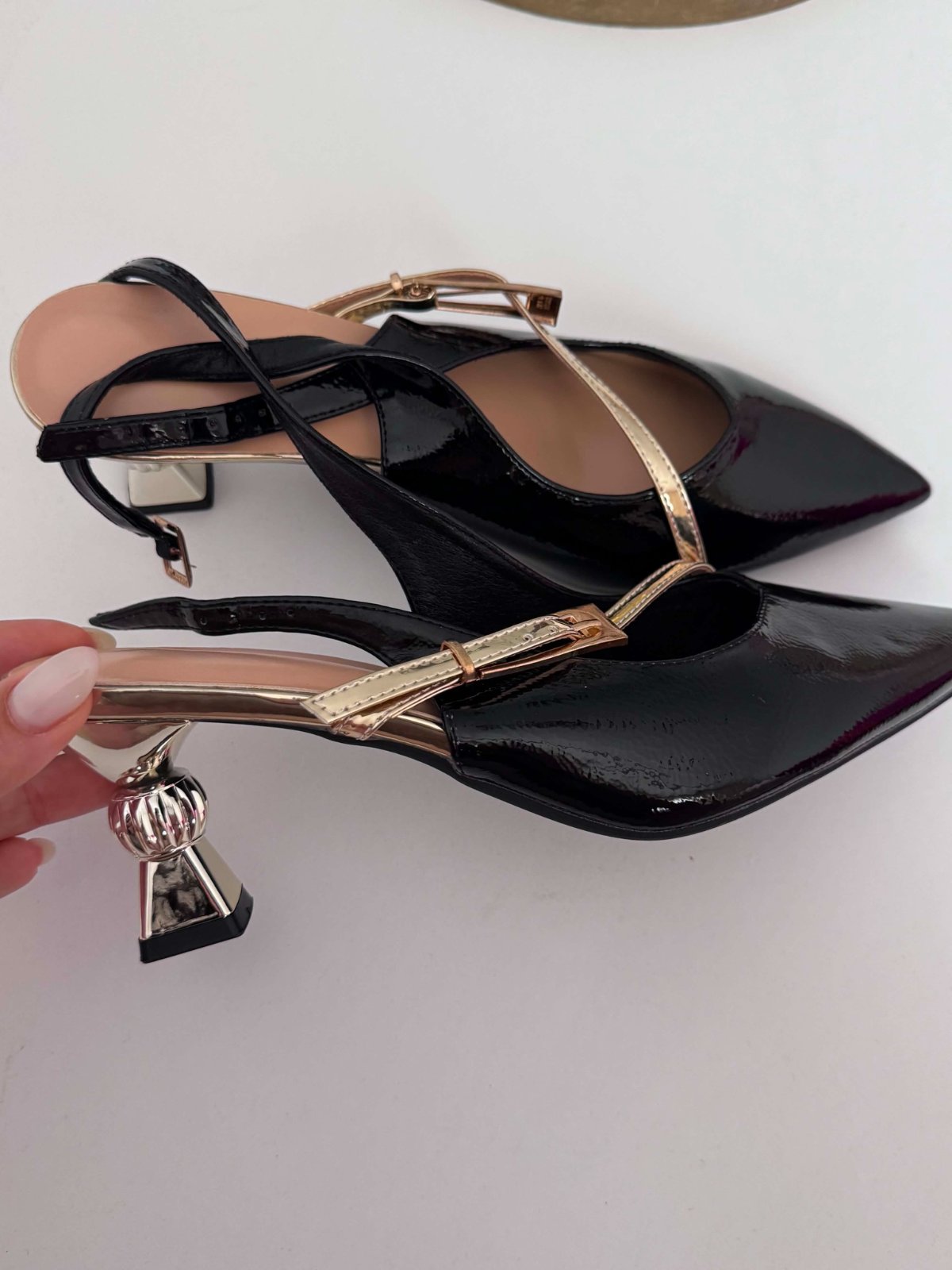 Demi talon noire élégantes, talon unique en forme pour femmes, escarpins à bout pointu avec bride métallique sans dos, convient pour les occasions formelles, le bureau et les déplacements