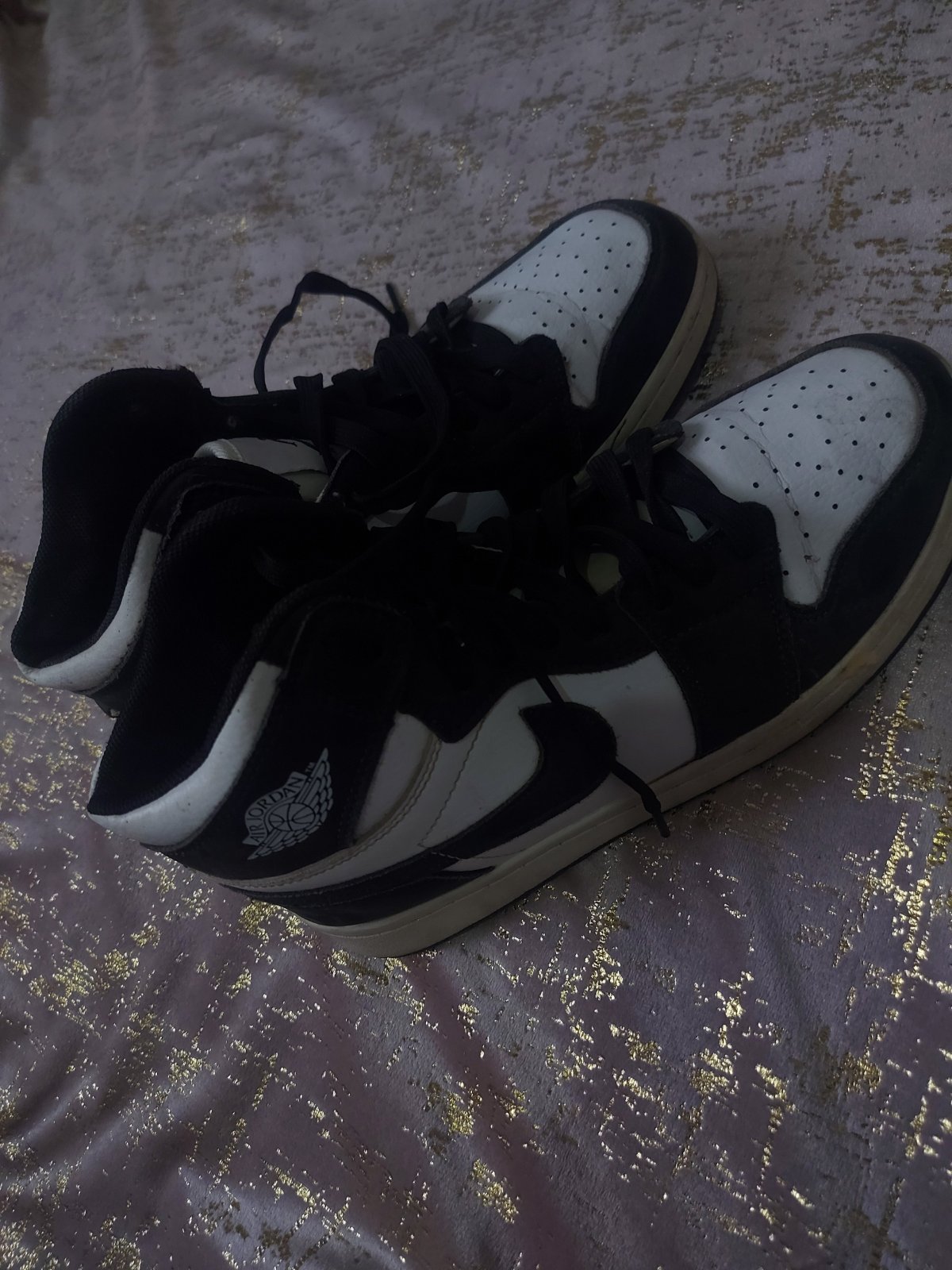 Nike Air Jordan noir et blanc 🖤🤍 Baskets Nike Air Jordan au design classique et tendance. Faciles à porter avec un jean ou une tenue streetwear.