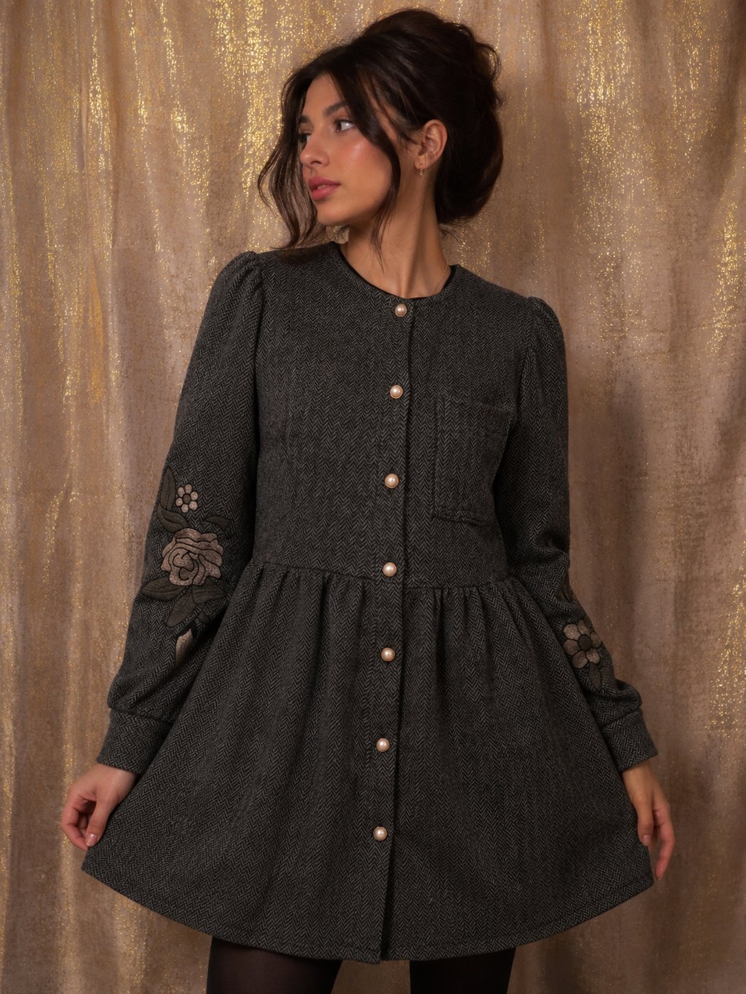 Robe noire/gris foncé à motifs, coupe évasée et manches longues fleuries 🌸🖤