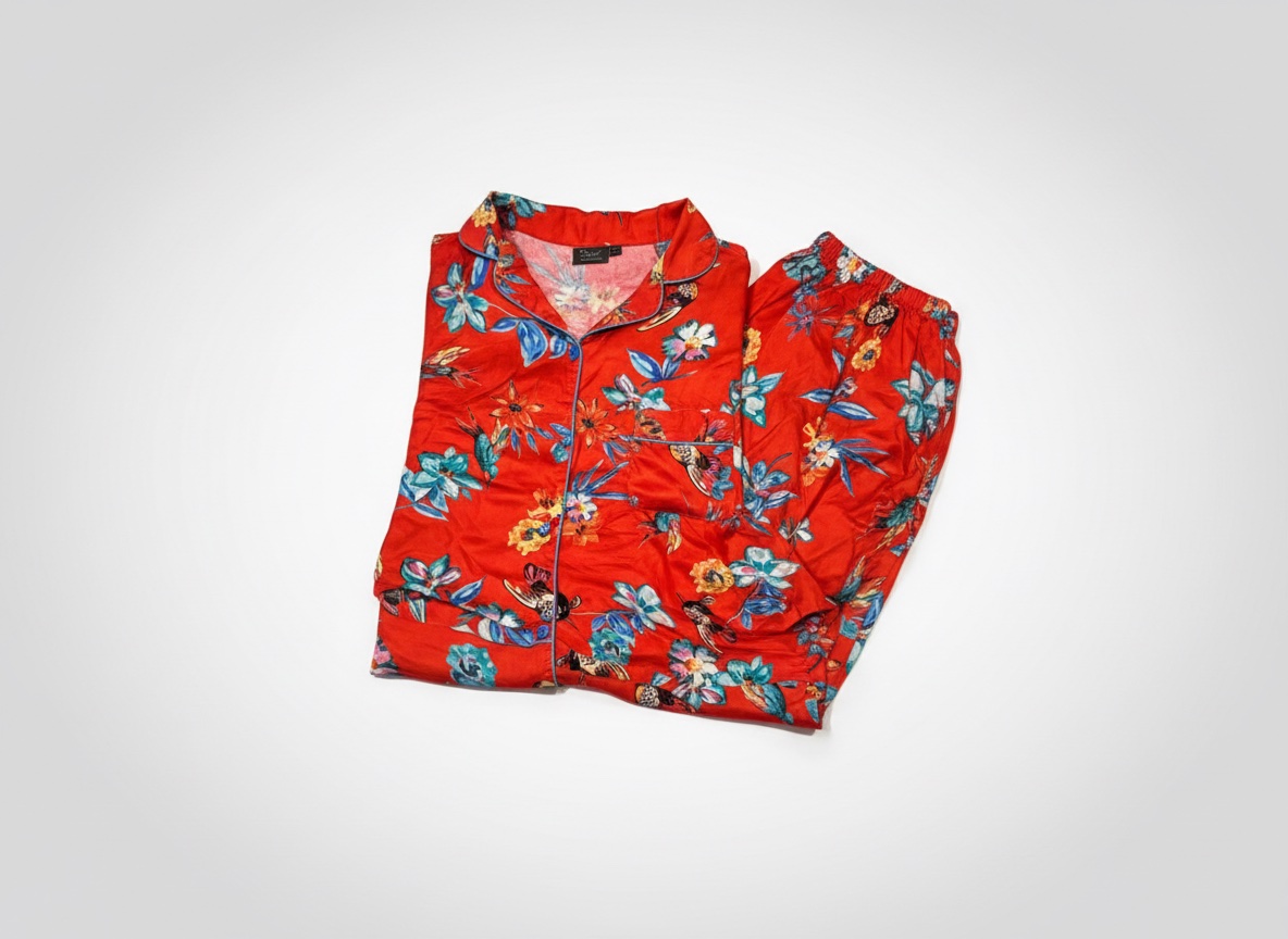 Ensemble pyjama satiné rouge à motifs exotiques fleurs et oiseaux