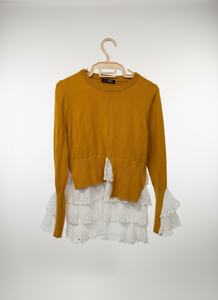 Pull 2-en-1 jaune moutarde avec volants blancs ajourés
