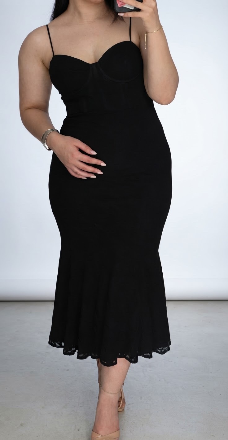Une robe soirée noir 