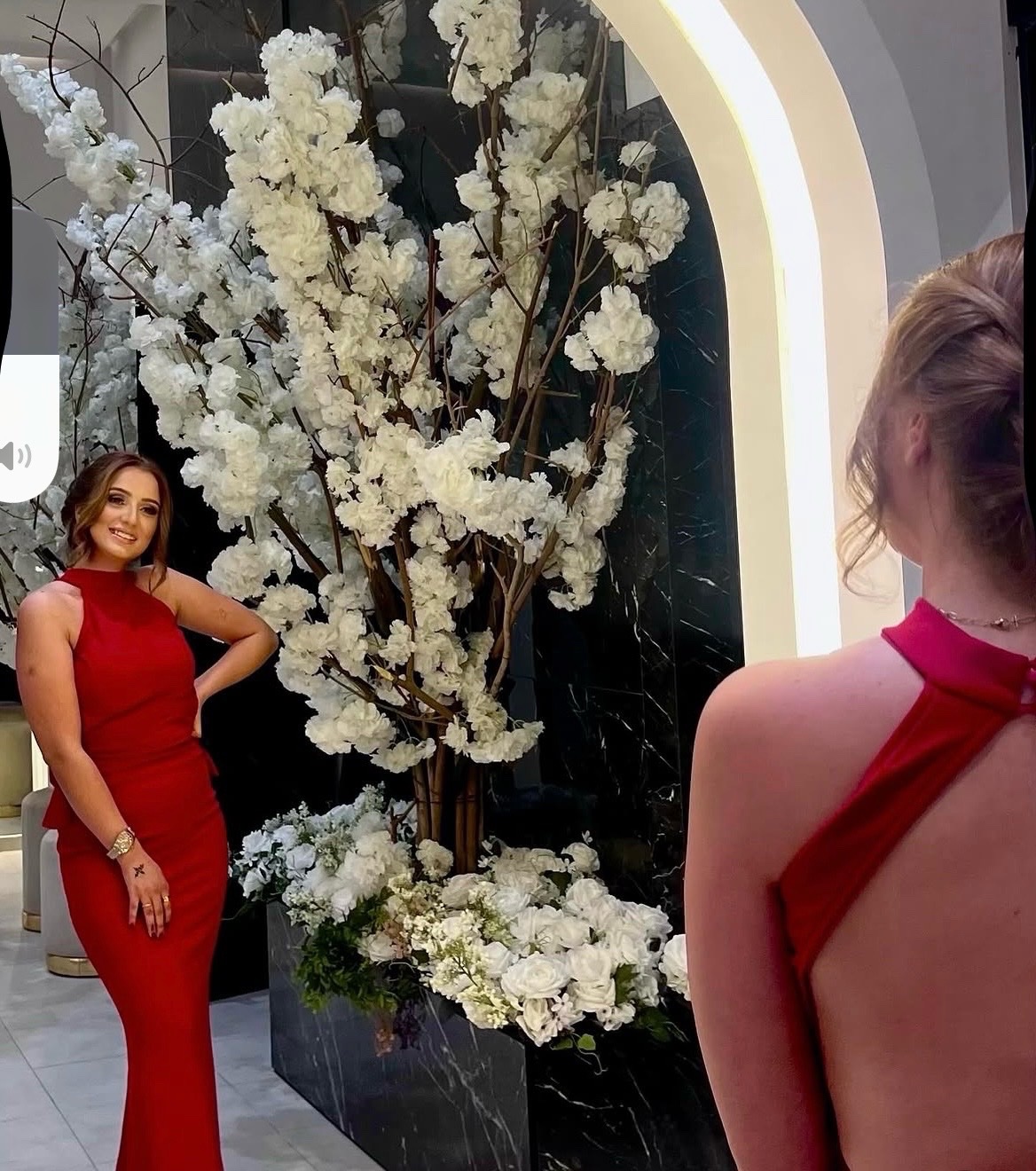 Une robe longue rouge