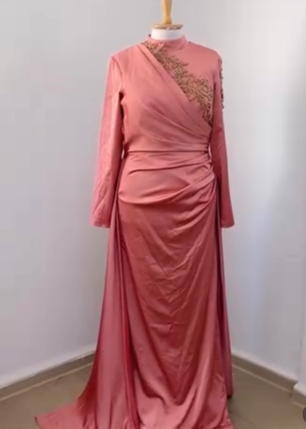 Je vends une robe soiree en rose brodee