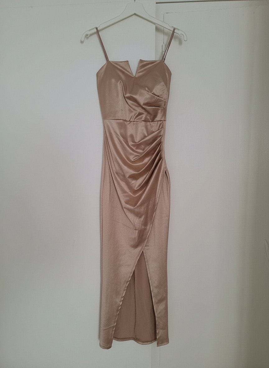 Robe dorée satinée 