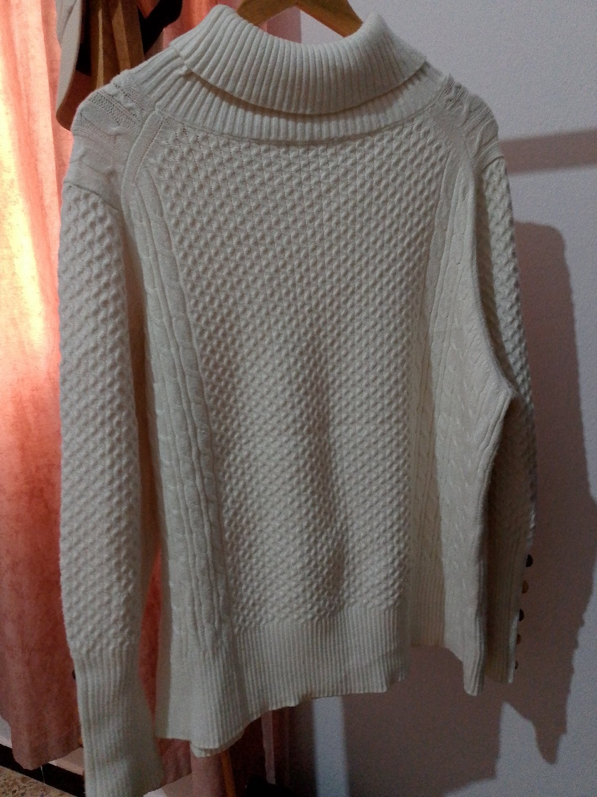 Pull en blanc large et long avec des boutons tigrées au niveau de manches