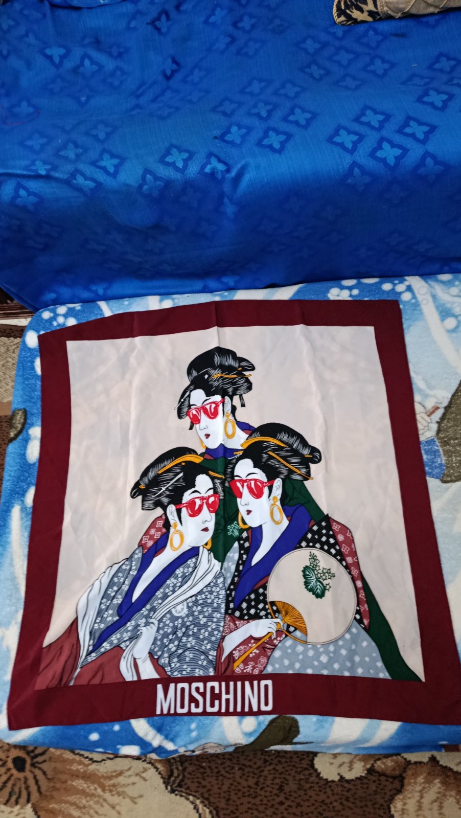 Foulard moschino en soie 