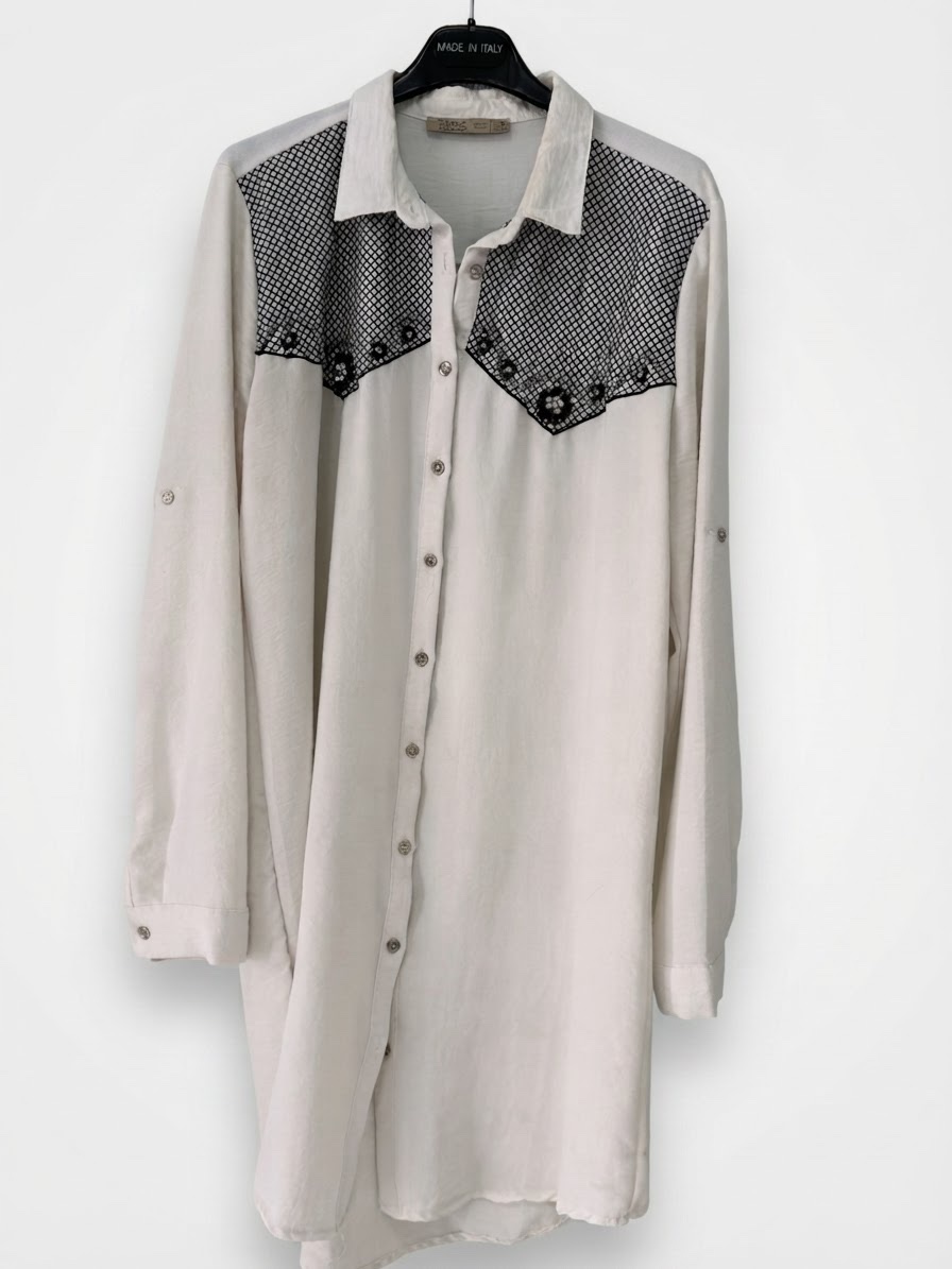 Chemise blanche avec des perles en fleures 