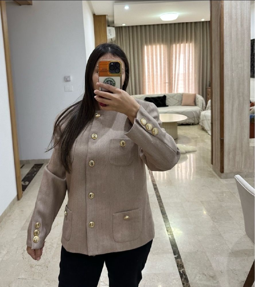Veste beige avec boutons dorés