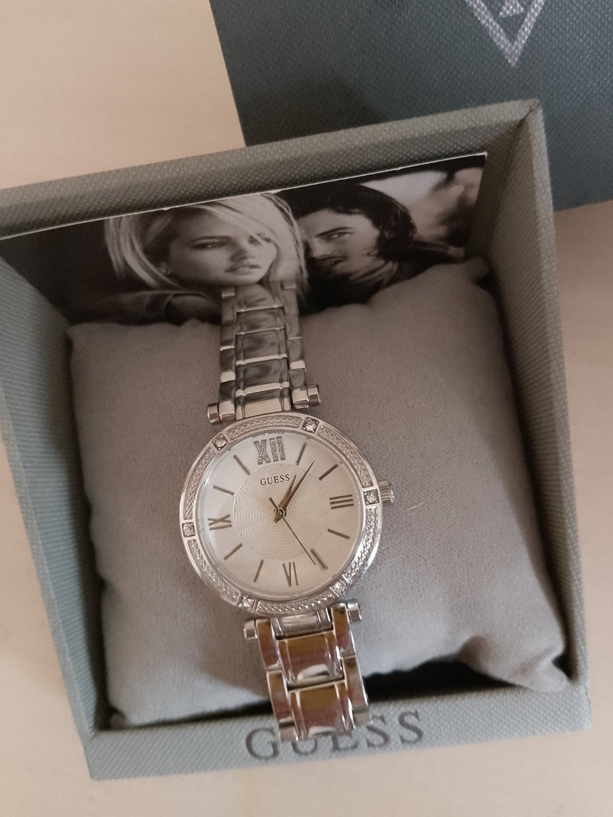 Montre Guess en argent  authentique 