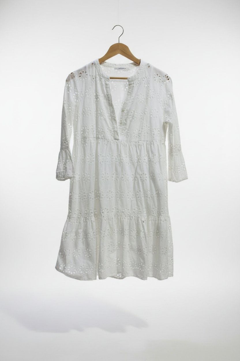 Robe blanche en broderie anglaise