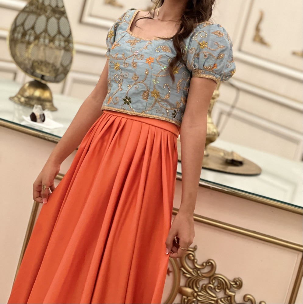 Corsage et jupe taille XS disponible prsq neuf habillée une seule fois 🧡🧡