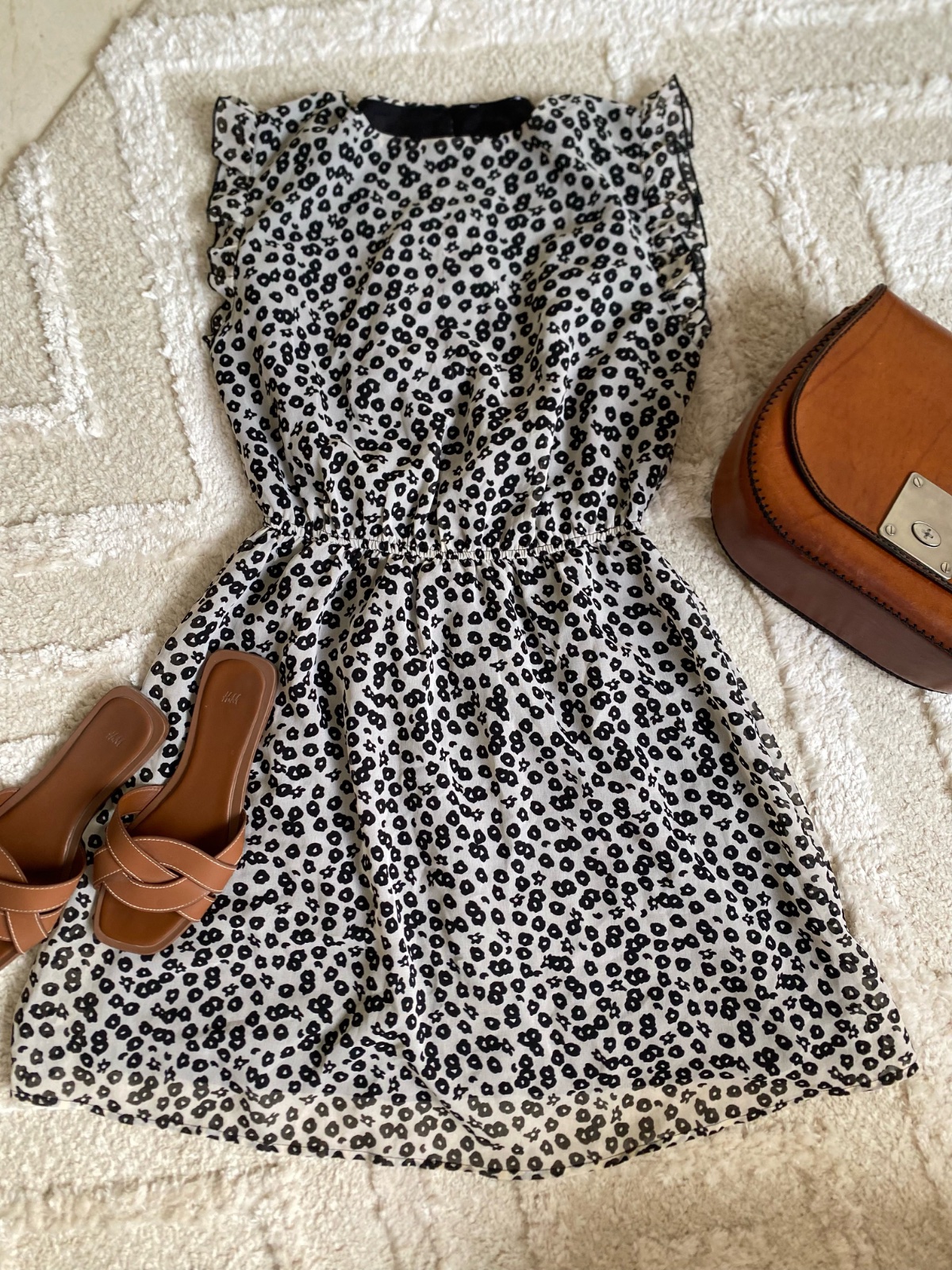 Robe mini en blanc avec des petites fleurs en noir