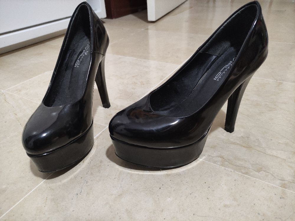Talons noirs portés une seule fois