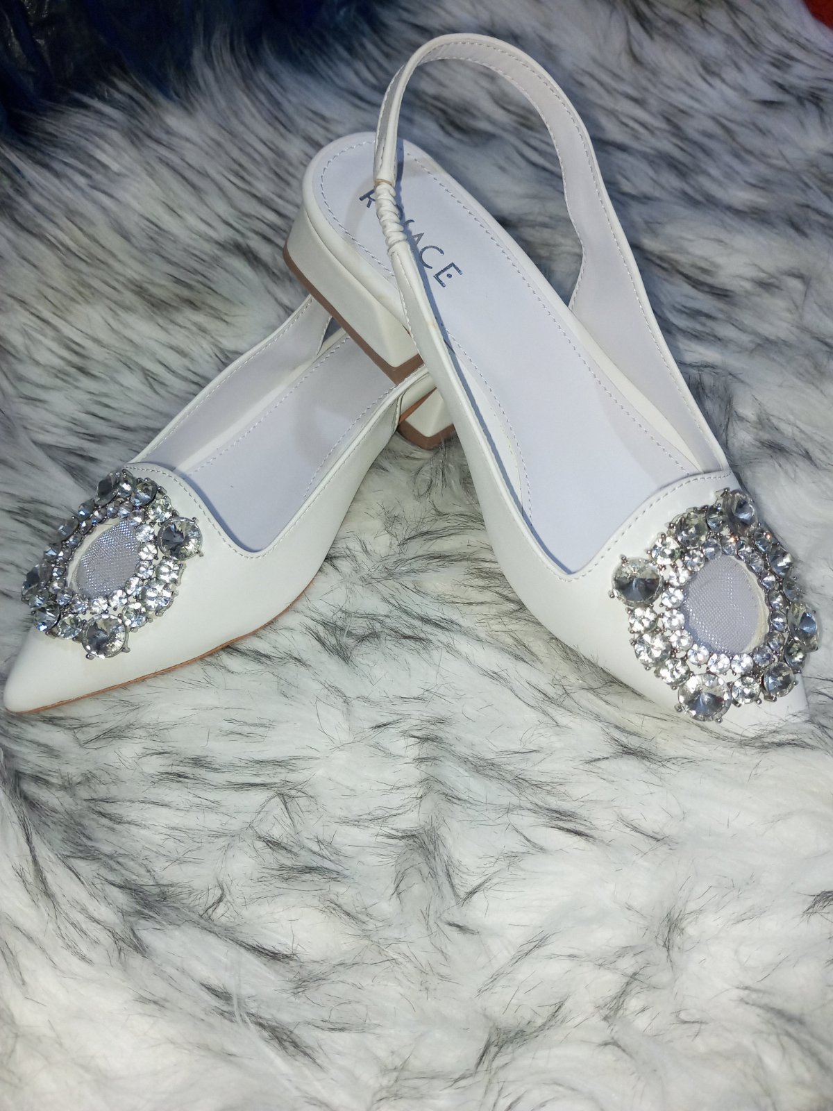 Des escarpins soirée blanche avec strass