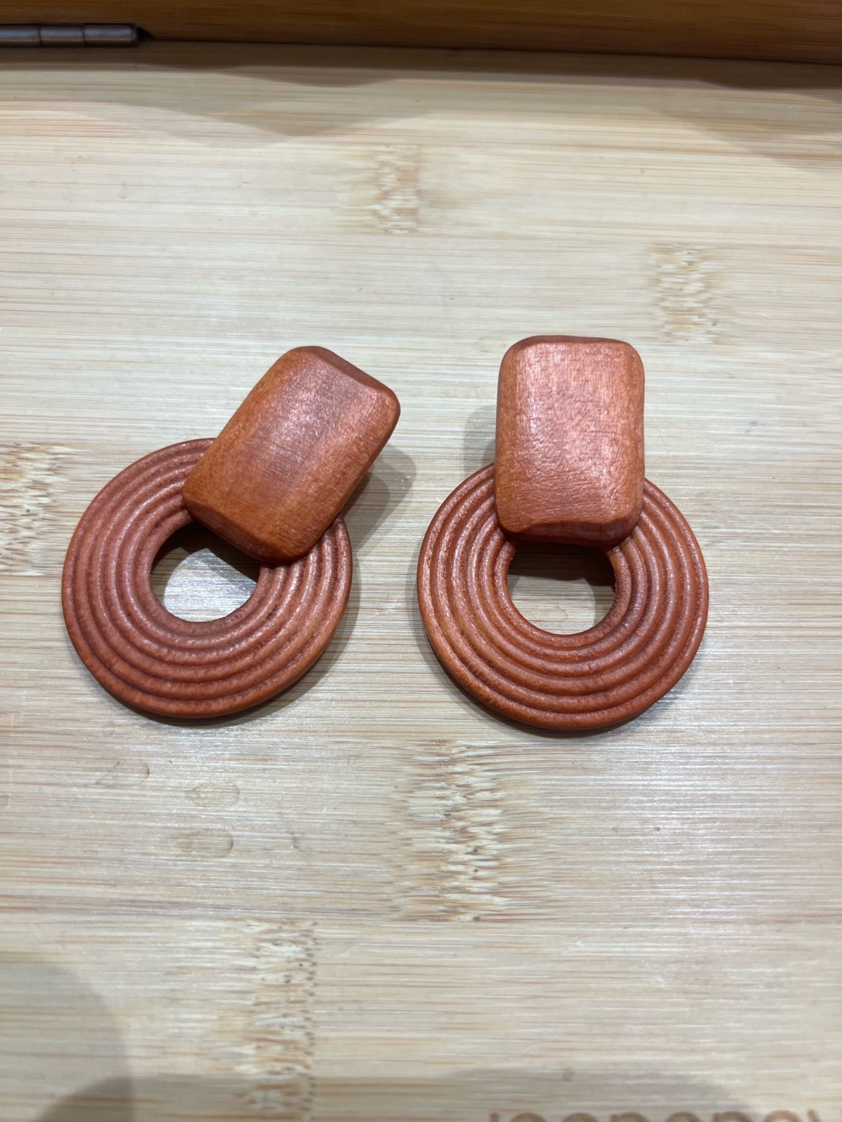 Boucle orange en bois