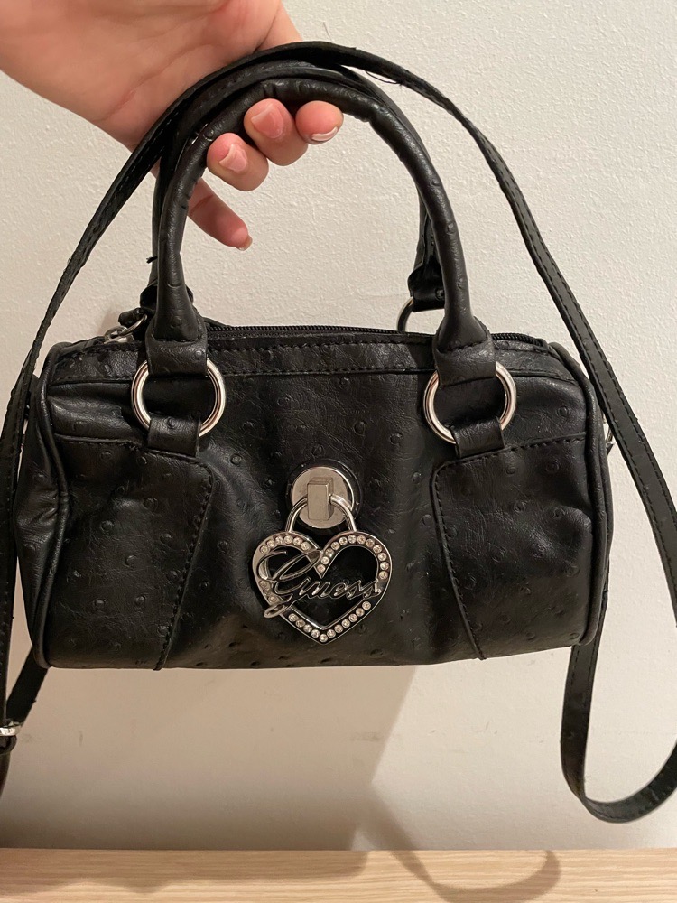 Je vide sac guess authentique en excellente état aucun dèfaut