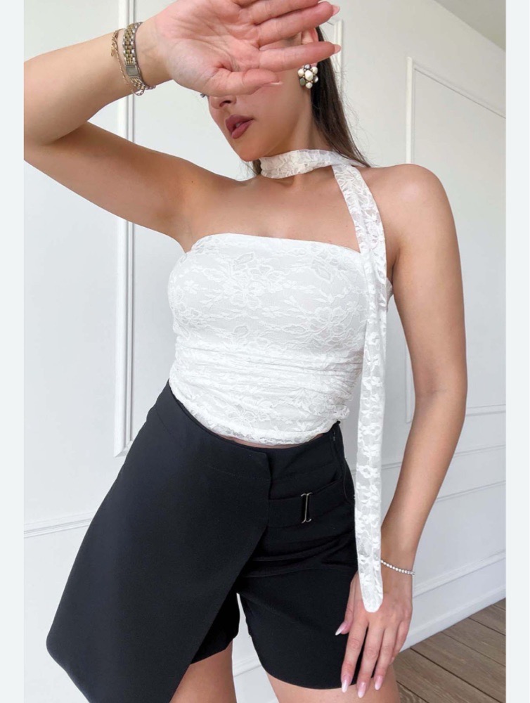Top blanc avec les details de dentelle 