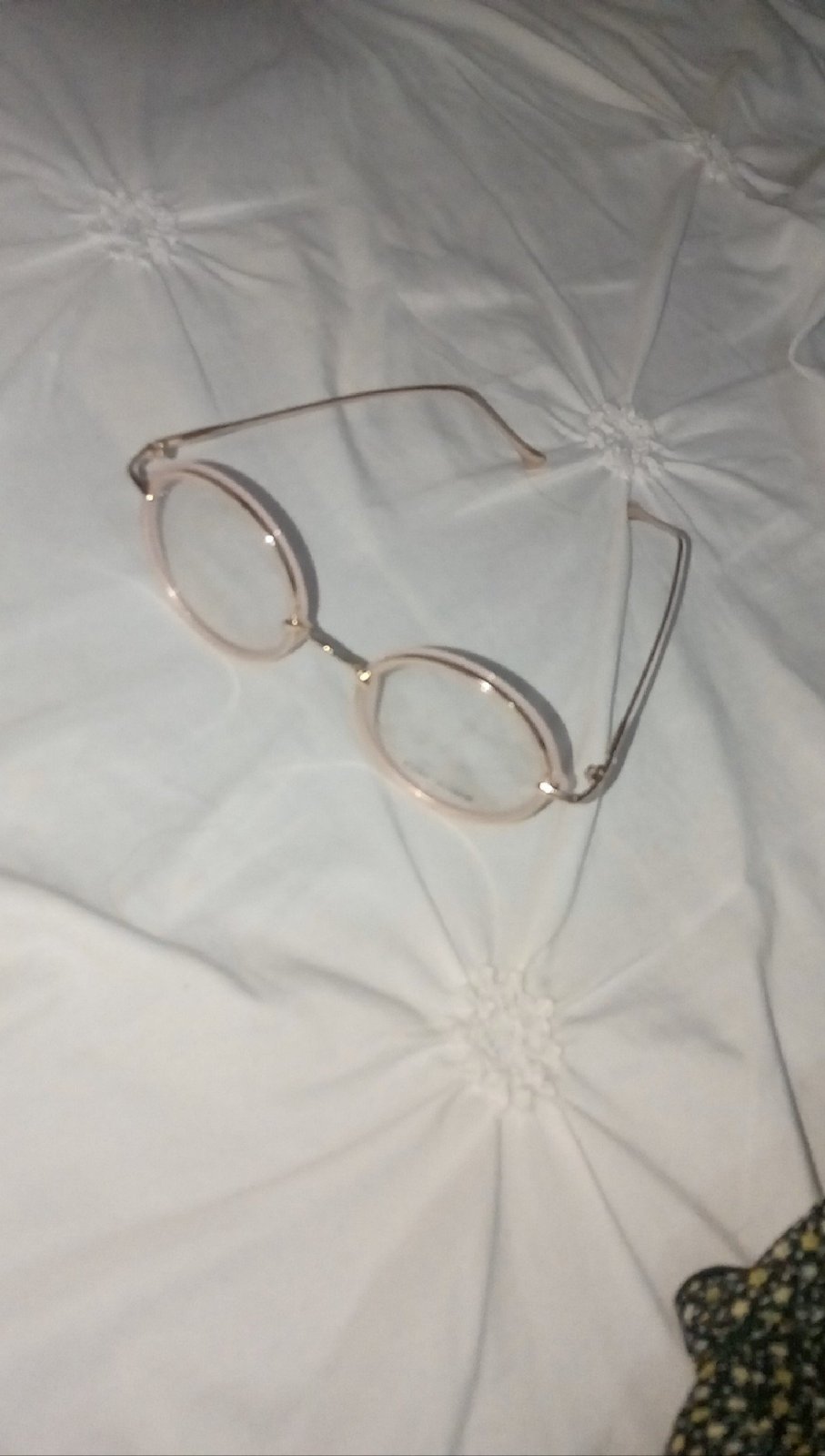 Lunette dorée avec un cadre rosé