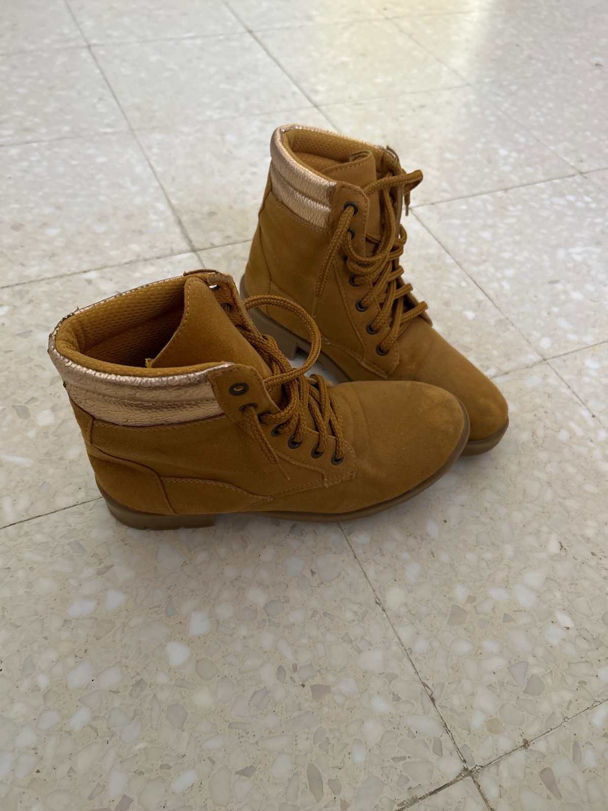 Bottines montantes camel à lacets avec détails métallisés