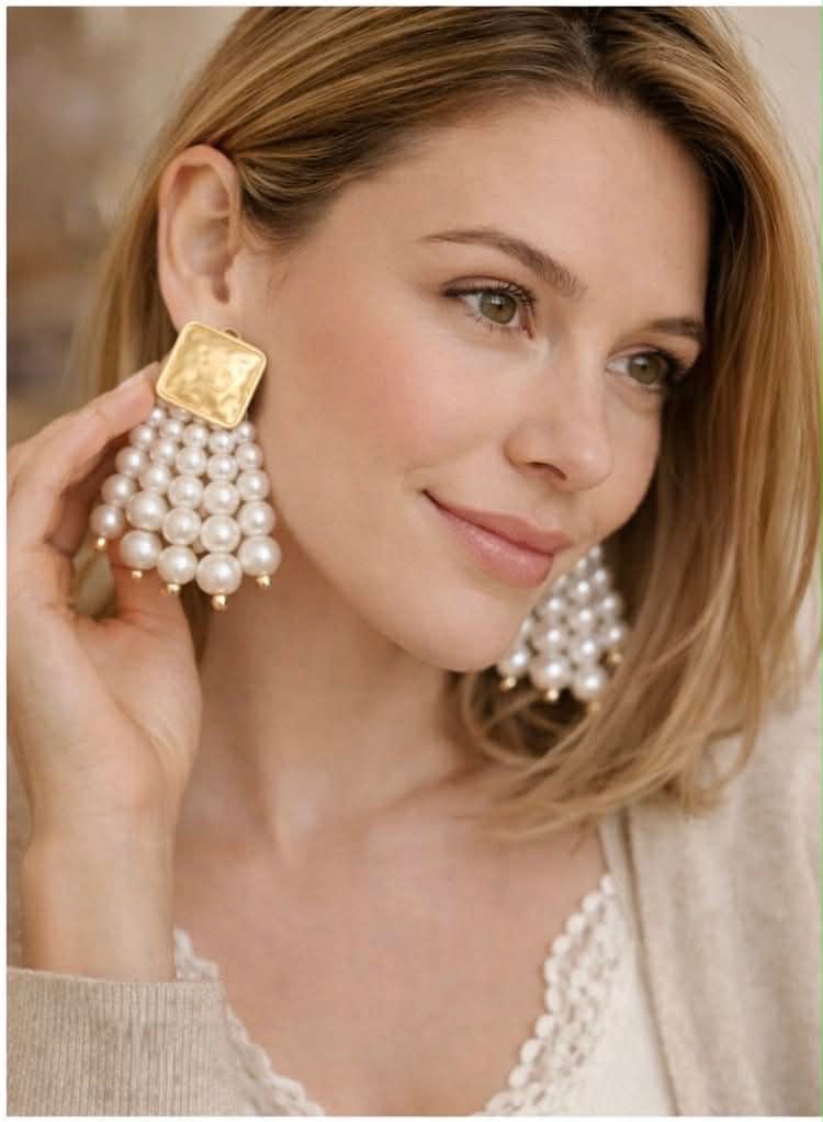 Une paire de boucles d'oreilles tres chic en acier inoxidable