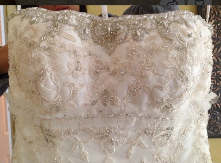  Robe de mariée de marque Oleg Cassini – Broderies, perles & volants