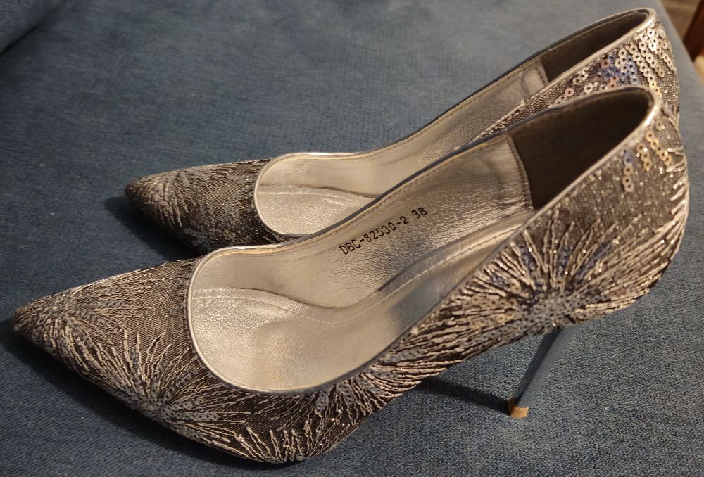 A vendre escarpins jamais portés gris métallisé avec sequins 