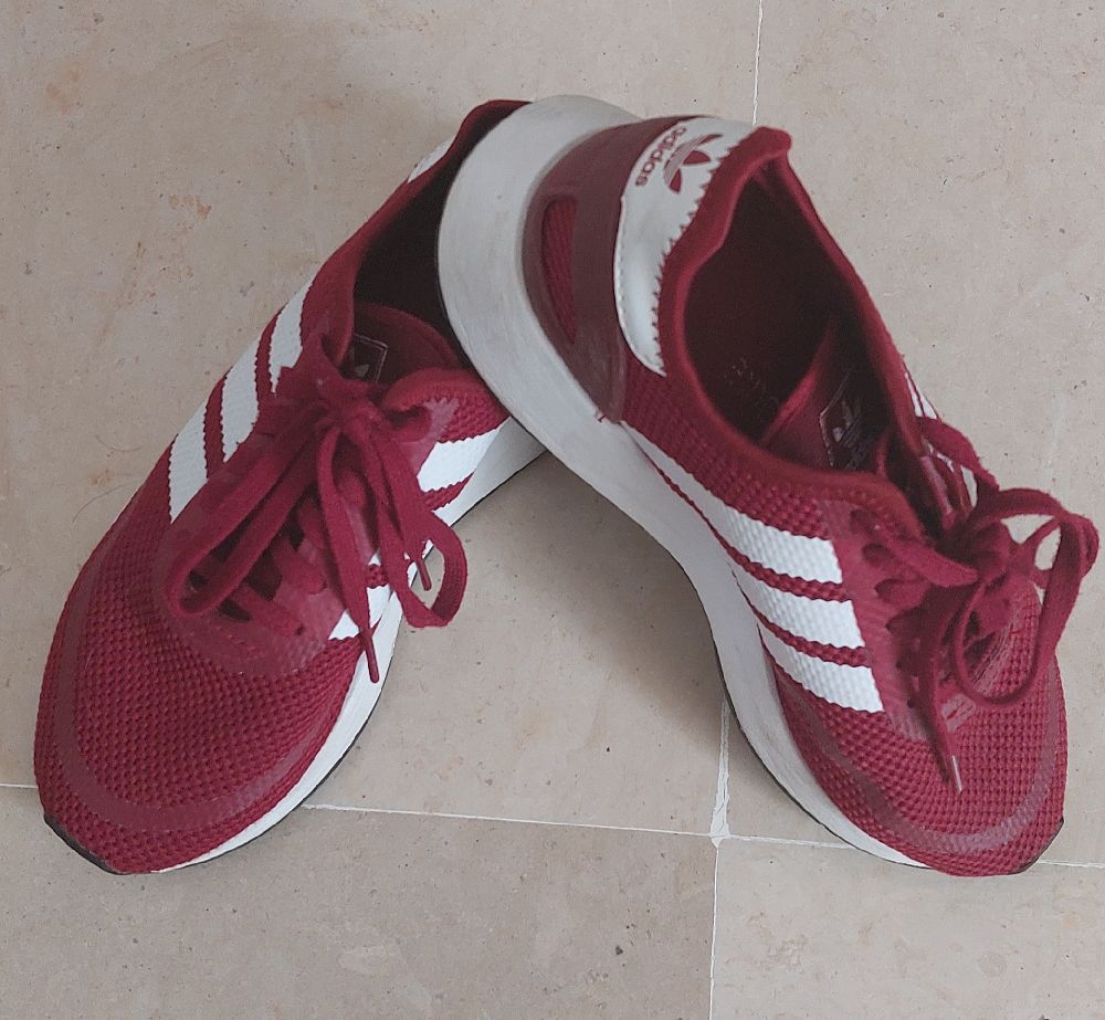 Baskets rouge
