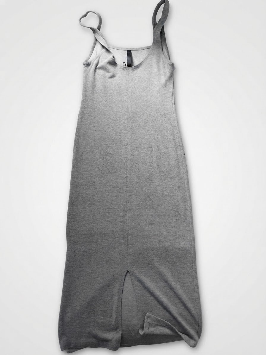 Robe grise avec petite fente 