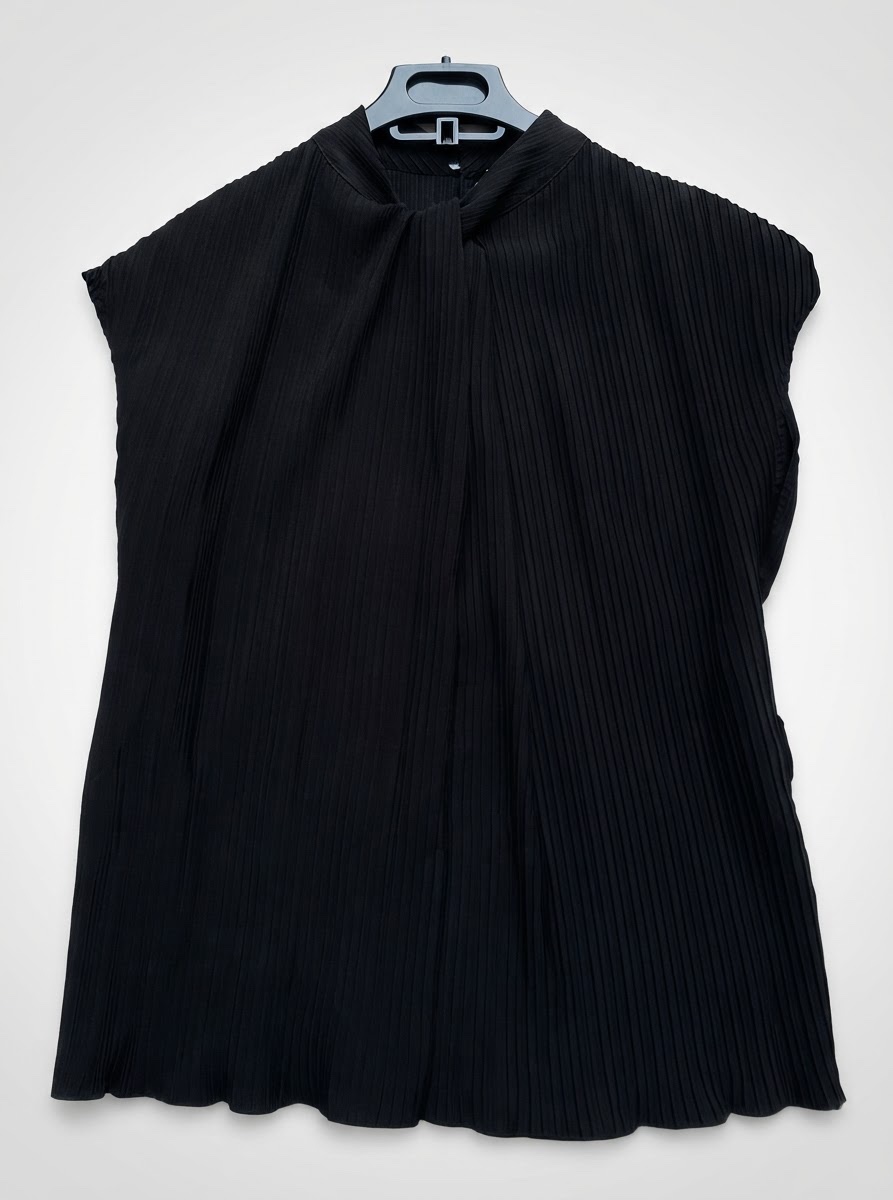 Blouse noire plissée de la marque Zara avec col noué coupe ample et fluide très élégante ✨ 📌 Taille indiquée : S — peut convenir jusqu’à un M grâce à sa coupe oversize